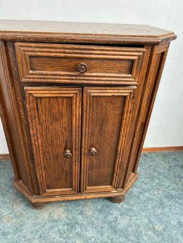 Houten kastje met lade en deuren beschikbaar voor biedingen