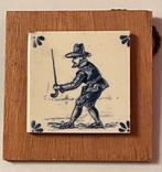 Delfts blauw tegeltje met man op houten plank, Ophalen of Verzenden