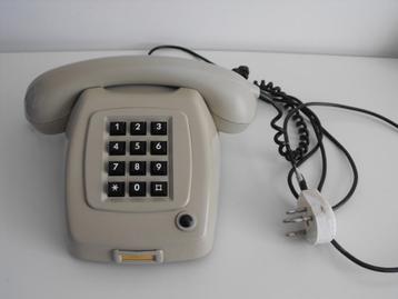 Vintage PTT Telefoon met druktoetsen  beschikbaar voor biedingen