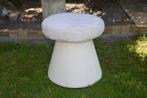 Vintage witte skai-leer mushroom poef met pluche stof beklee, Huis en Inrichting, Banken | Voetenbanken en Poefen, Stof, Minder dan 50 cm