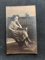 Ansichtkaart, Oud, Zittende vrouw, Ophalen of Verzenden, 1940 tot 1960, Ongelopen, Overige thema's