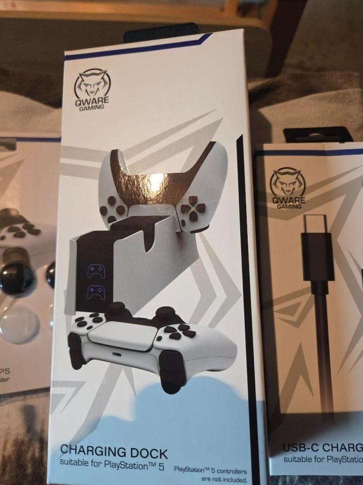 ps5 accesoires zoals een charging dock zie foto's, Spelcomputers en Games, Spelcomputers | Sony PlayStation Consoles | Accessoires