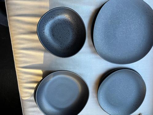 Servies Nous Living Zwart, Huis en Inrichting, Keuken | Servies, Zo goed als nieuw, Bord(en), Effen, Keramiek, Ophalen