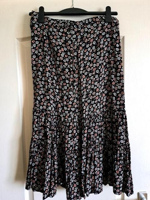 Leuke zwarte rok met bloemetjes print in maat 40/42/ L, Kleding | Dames, Rokken, Zo goed als nieuw, Maat 38/40 (M), Zwart, Knielengte