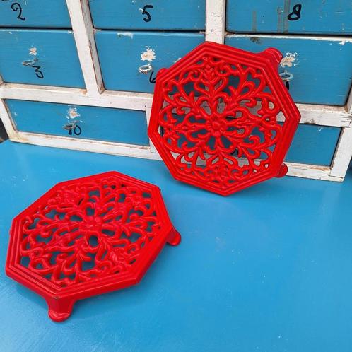 Set van 2 Gietijzeren Onderzetters - Rood, Huis en Inrichting, Woonaccessoires | Onderzetters, Gebruikt, Pot of Pan, Ophalen of Verzenden