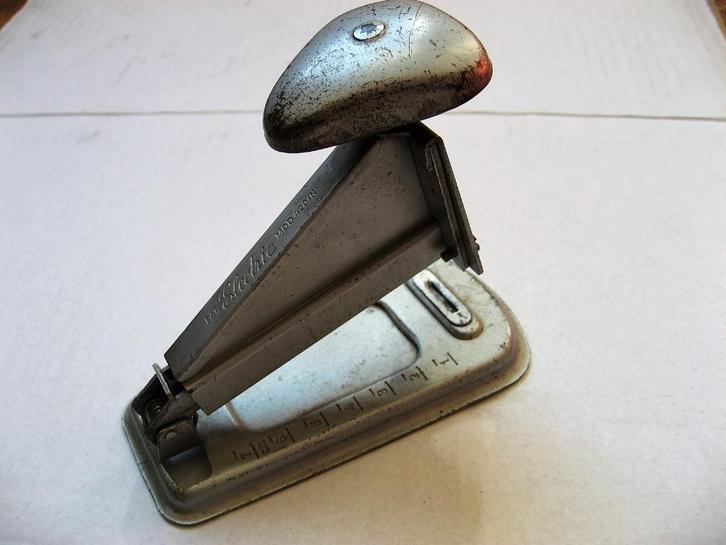 Art deco nietapparaat, jaren 40, werkt perfect, Antiek en Kunst, Antiek | Kantoor en Zakelijk, Ophalen of Verzenden