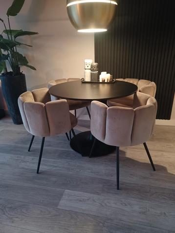 Eethoek: Tafel + 4 Velvet Stoelen beschikbaar voor biedingen