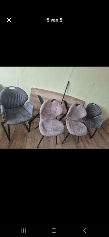 Tafel met 4 stoelen