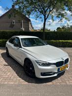 BMW 3-Serie 2.0IX 320 135KW Aut8 (f30) 2012 Wit, Auto's, BMW, Euro 5, Achterwielaandrijving, 74 €/maand, Zwart