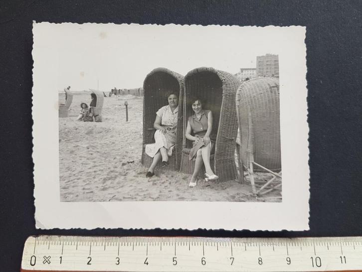 Kleine foto Scheveningen Strand 1955 Strandstoel, Verzamelen, Foto's en Prenten, Gebruikt, Foto, Natuur, 1940 tot 1960, Ophalen of Verzenden