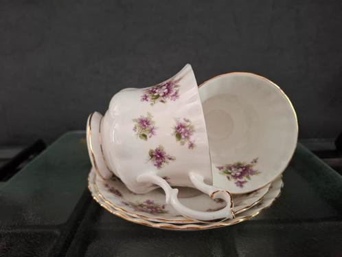 Royal Albert Sweet Violets kopjes (2), Antiek en Kunst, Antiek | Servies los, Ophalen