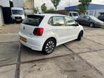 Volkswagen Polo 1.0 BlueMotion Airco+Navi+Cruiscontrole, Voorwielaandrijving, Gebruikt, 95 pk, Wit