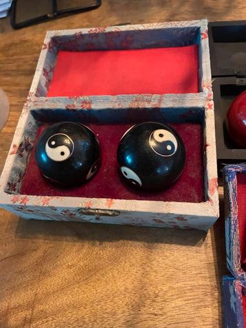 4 sier dozenjes met ballen van Yin Yang Voor meditaties beschikbaar voor biedingen