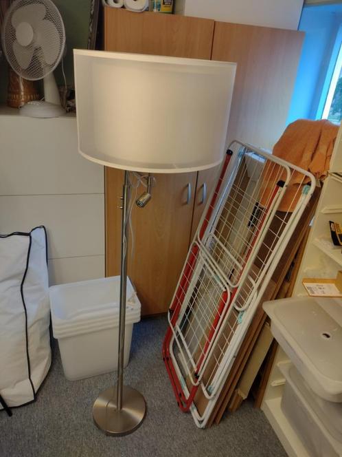 Vloerlamp chroom met witte (dubbele) kap, Huis en Inrichting, Lampen | Vloerlampen, Zo goed als nieuw, 150 tot 200 cm, Kunststof