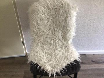 Imitatie vacht/stoelkleed wit beschikbaar voor biedingen