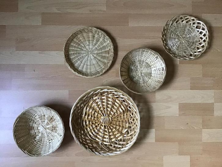 5 rieten wand mandjes. Boho style., Huis en Inrichting, Woonaccessoires | Schalen en Manden, Zo goed als nieuw, Rond, Riet, Ophalen of Verzenden