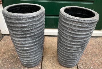 Grijze siervazen beschikbaar voor biedingen