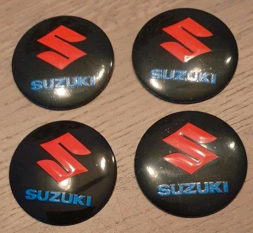 Set 4 aluminium naafkap / wieldop stickers met Suzuki logo., Auto diversen, Wieldoppen, Nieuw, Ophalen of Verzenden