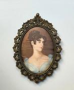 Portret vrouw op zijde in brocant ovaal lijstje, Ophalen of Verzenden