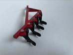 model ploeg 4-schaar rood frame 1/32  Ertl (15 cm), Gebruikt, Ophalen of Verzenden, ERTL, Tractor of Landbouw