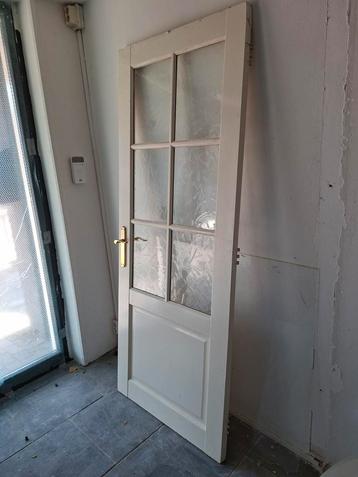 Witte binnendeur met glas beschikbaar voor biedingen