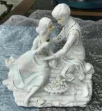 Brocante Porseleinen Beeld. Man en Vrouw, Wit met Goud Zgan, Ophalen of Verzenden