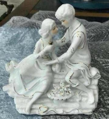 Brocante Porseleinen Beeld. Man en Vrouw, Wit met Goud Zgan beschikbaar voor biedingen