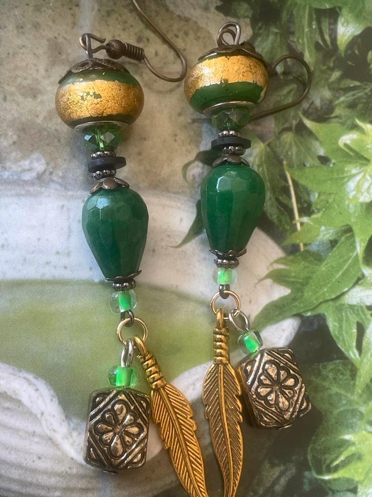 Groene Druppel Oorbellen met Gouden Accenten, Sieraden, Tassen en Uiterlijk, Oorbellen, Nieuw, Hangers, Overige materialen, Groen