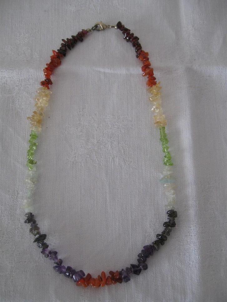 Ketting getrommelde halfedelsteentjes verschillende kleuren, Sieraden, Tassen en Uiterlijk, Kettingen, Zo goed als nieuw, Overige materialen