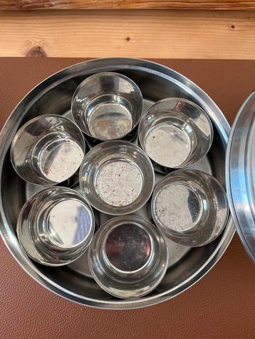 Metalen kruidenbakje met 7 bakjes Masala Dabba beschikbaar voor biedingen