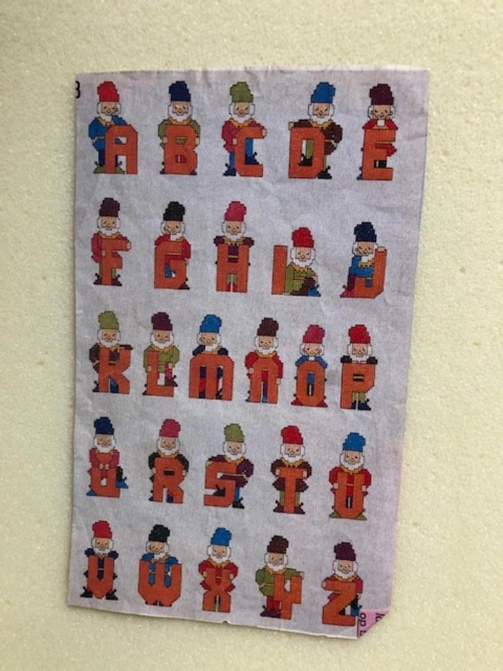 borduurpatroon letterlap ABC kabouters, Hobby en Vrije tijd, Borduren en Borduurmachines, Gebruikt, Patroon, Handborduren, Ophalen of Verzenden