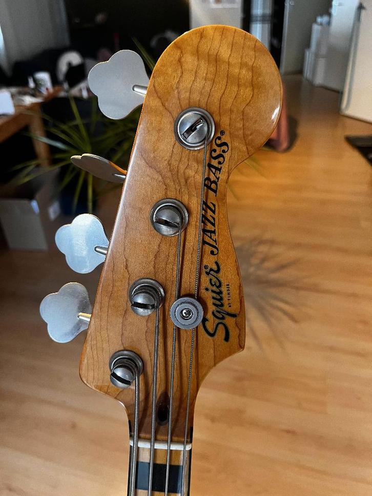 Squier CV 70s Jazz Bass MN BK + band + kabel, Muziek en Instrumenten, Snaarinstrumenten | Gitaren | Bas, Zo goed als nieuw, Elektrisch