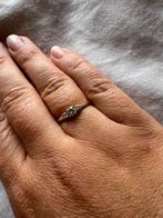 Goude ring 14k met drie Zirkonia steentjes maat 16,5, Ophalen, Dame, Goud, Goud