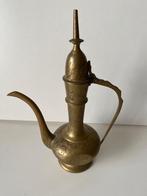 Geciseleerd koperen schenkkannetje uit India, Antiek en Kunst, Antiek | Koper en Brons, Ophalen of Verzenden, Koper