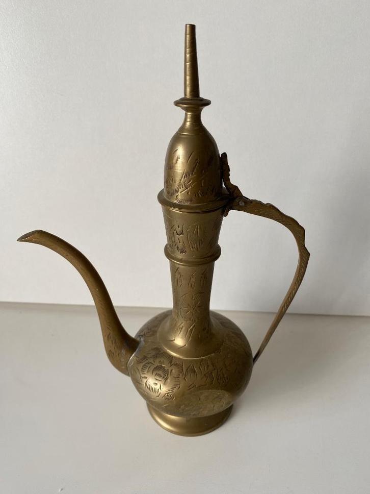 Geciseleerd koperen schenkkannetje uit India, Antiek en Kunst, Antiek | Koper en Brons, Koper, Ophalen of Verzenden