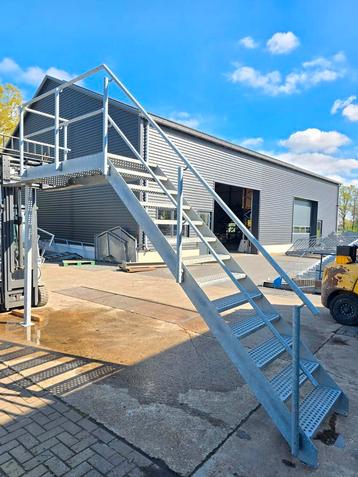 Stalen trap met bordes gegalv. Hoog 2,56mtr. Nob040 beschikbaar voor biedingen
