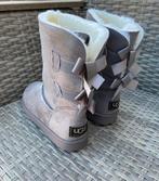 Grijze uggs nieuw in doos met strikjes, Kleding | Dames, Ophalen of Verzenden, Zo goed als nieuw, Grijs
