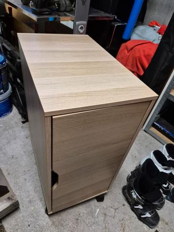 Houten kastje met deur