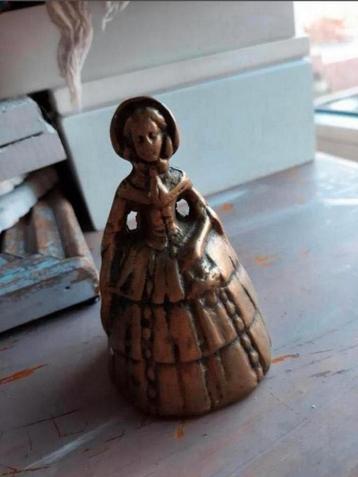 Vintage koperen tafelbel in de vorm van een dame.
 beschikbaar voor biedingen