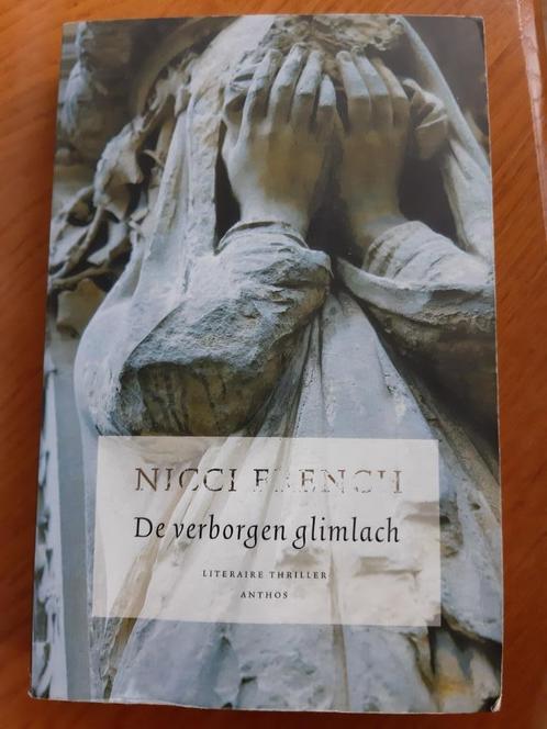 Boek "De verborgen glimlach" van Nicci French, thriller, Boeken, Thrillers, Zo goed als nieuw, Ophalen