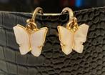 Goudkleurige oorringen met witte vlinder, Overige materialen, Hangers, Beige, Ophalen of Verzenden