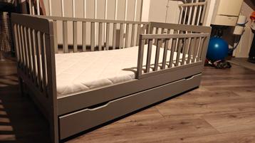Mooi Kinderbed met Matras en Lade beschikbaar voor biedingen