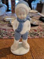 Porseleinen beeldje jongetje winterkleren, Antiek en Kunst, Ophalen of Verzenden