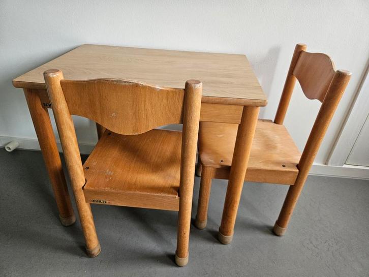 Schooltafel met 2 stoeltjes - Schilte, Kinderen en Baby's, Kinderkamer | Tafels en Stoelen, Gebruikt, Tafel(s) en Stoel(en), Ophalen