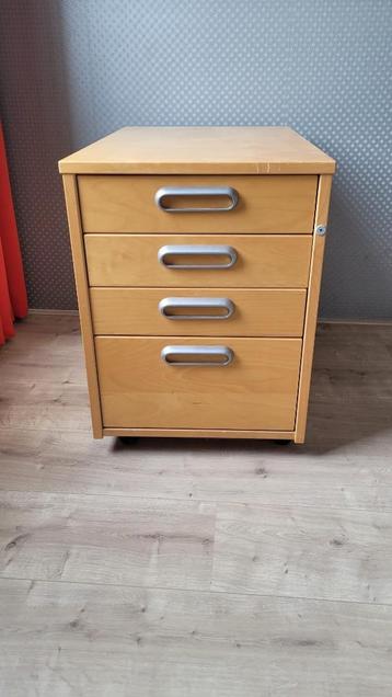 Mooi houten ladenkastje beschikbaar voor biedingen