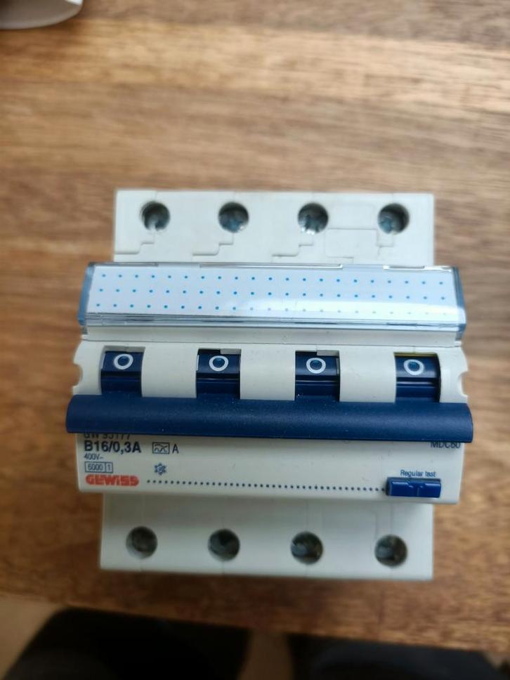 Gewiss B16 Aardlekautomaat 4P 300mA, Doe-het-zelf en Verbouw, Elektra en Kabels, Gebruikt, Schakelaar, Ophalen of Verzenden