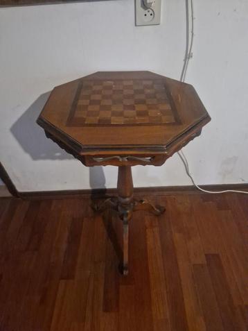Antieke schaaktafel beschikbaar voor biedingen