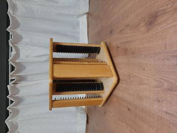 Grenen cd rek beschikbaar voor biedingen