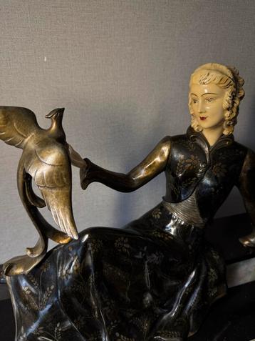 Art Deco Beeld Vrouw met Vogel beschikbaar voor biedingen
