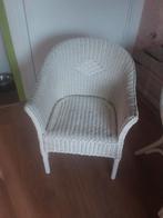 Gratis af te halen, twee witte rieten stoelen., Huis en Inrichting, Stoelen, Ophalen, Gebruikt, Twee, Wit